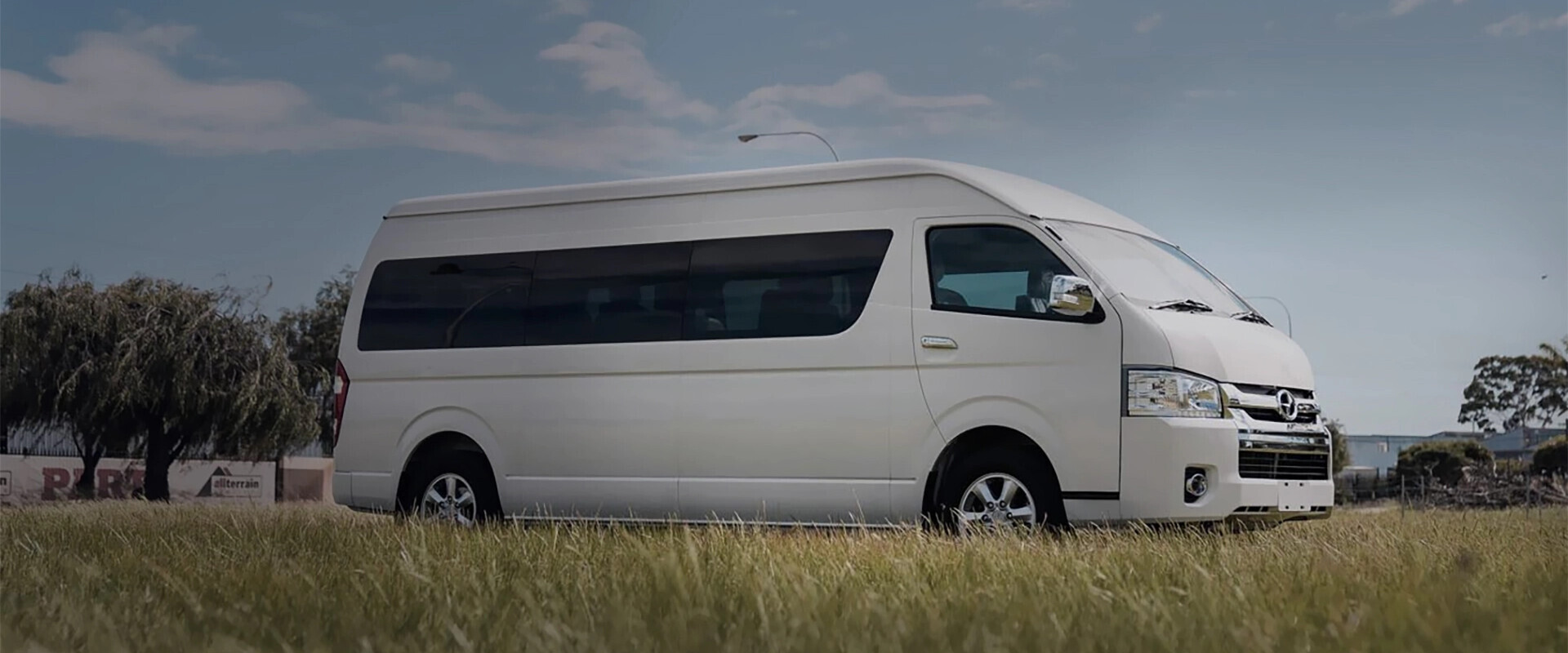Joylong minibus electrique blanc en pleine nature